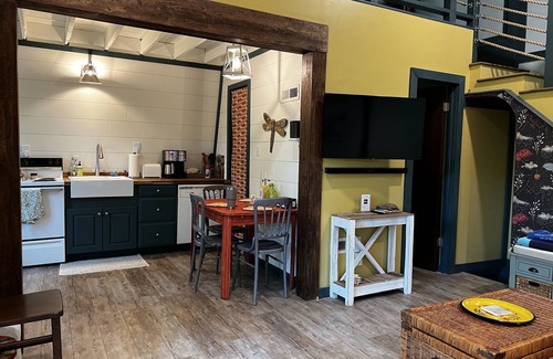 Glasgow Casa | Barren Lake Waterfront Eclectic Cabin - Dock; 17 miles from Mammoth Cave