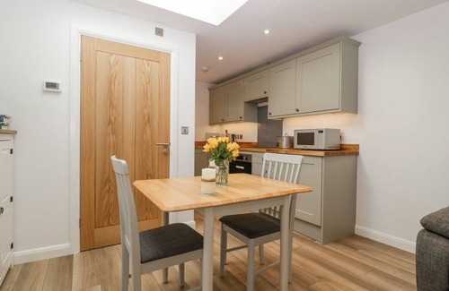 Winterborne Stickland Cabaña | BARROW LODGE, pet friendly, with a garden in Blandford Forum