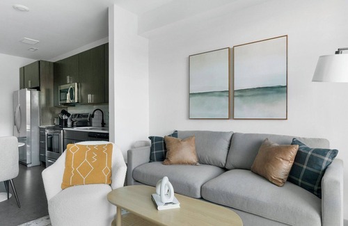 Richmond Apartamento | Barsala l Premier Studio, Pool with expansive sun deck!