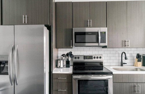 Richmond Apartamento | Barsala l Premier Studio, Pool with expansive sun deck!