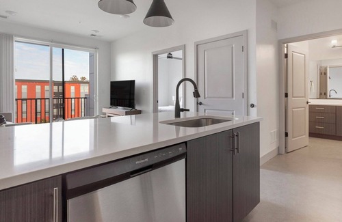 Richmond Apartamento | Barsala l Spacious 2BD with fitness center & sparkling pool