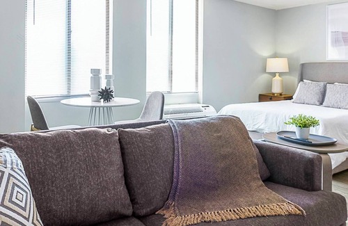 Fort Wayne Apartamento | Barsala l Stylish studio city living, fast Wi-Fi