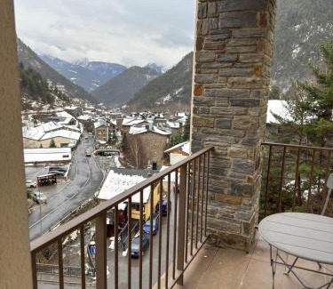 Arinsal Apartamento | Barthe Holidays I Apartamento Moderno en Arinsal 4PAX a pie de pistas I Balcón con vistas impresionantes al valle y parking I Guineu