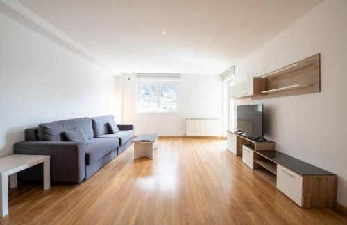 Arinsal Apartamento | Barthe Holidays I Apartamento Moderno en Arinsal 4PAX a pie de pistas I Balcón con vistas impresionantes al valle y parking I Guineu