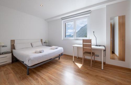 Arinsal Apartamento | Barthe Holidays I Apartamento Moderno en Arinsal 4PAX a pie de pistas I Balcón con vistas impresionantes al valle y parking I Guineu