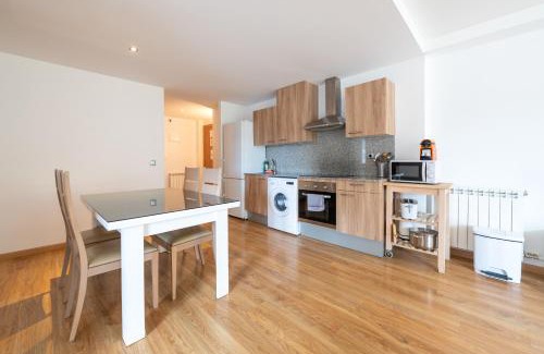 Arinsal Apartamento | Barthe Holidays I Apartamento Moderno en Arinsal 4PAX a pie de pistas I Balcón con vistas impresionantes al valle y parking I Guineu