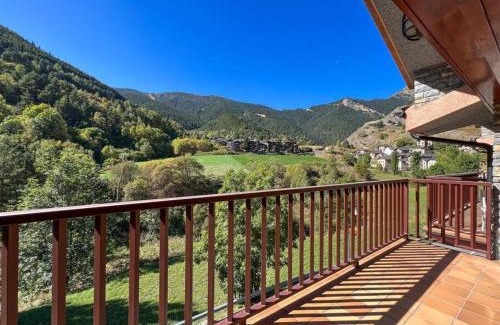 Pal Apartamento | Barthe Holidays I Gran apartamento en el pueblo de Pal 8PAX I Terraza, Vistas al valle, Ideal para familias o grupo, Pet friendly I Rider