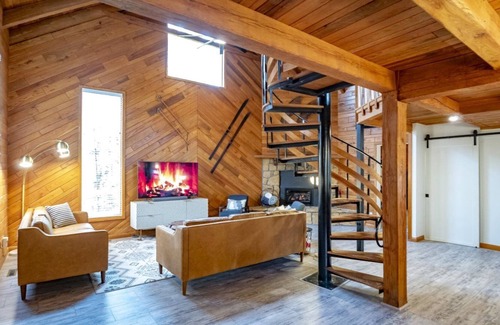 Northface Chalet De Esquí | Base Camp - 175 Slopeside RoadBase Camp - Walk-to-Slope at Timberline Mountain, Dog Friendly, Air Conditioning