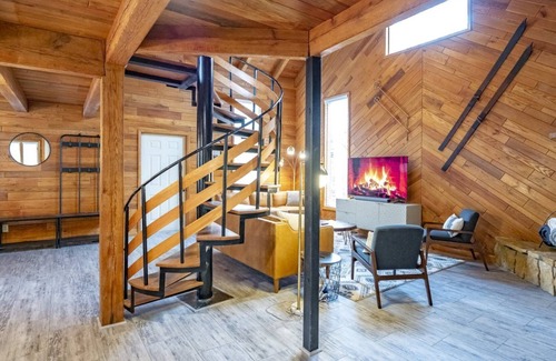 Northface Chalet De Esquí | Base Camp - 175 Slopeside RoadBase Camp - Walk-to-Slope at Timberline Mountain, Dog Friendly, Air Conditioning