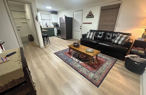 Kirksville Cabaña | Base Camp Cottage