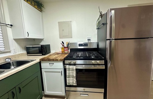 Kirksville Cabaña | Base Camp Cottage