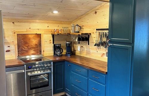 St. Helen Cabina | Base Camp - Cozy 2-bed with ORV trail access. Fully fenced-in and dog-friendly