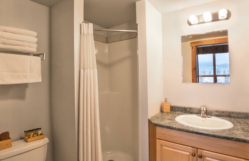 Golden Cabina | Basecamp Lodge Golden | Queen Room