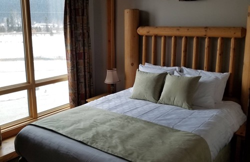 Golden Cabina | Basecamp Lodge Golden | Queen Room