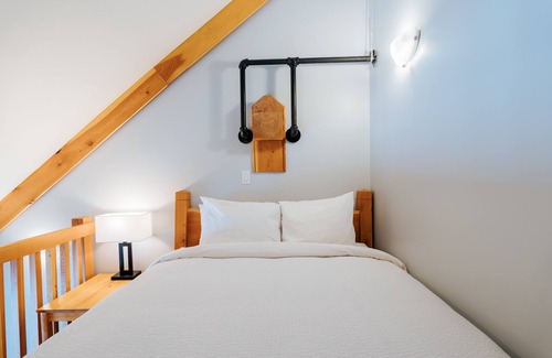 Golden Cabina | Basecamp Lodge Golden | Queen Suite Room