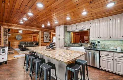 Rigby Cabina | Basecamp Stays: Private Island, Fire Pit, Arcade!