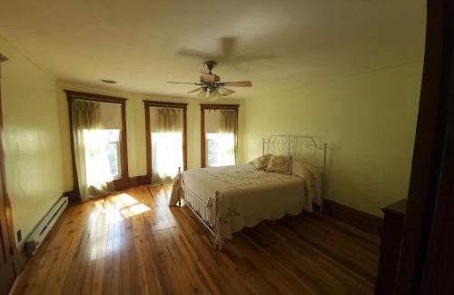 Durbin Casa | BaseCampWV-Durbin. Spacious 4 bedroom house w/yard