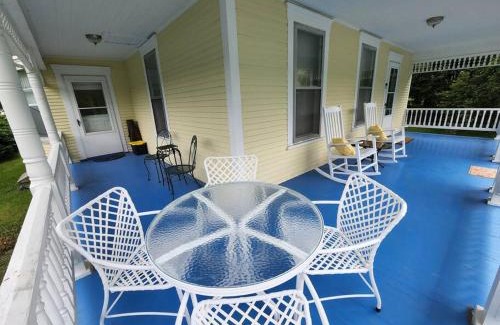 Durbin Casa | BaseCampWV-Durbin. Spacious 4 bedroom house w/yard