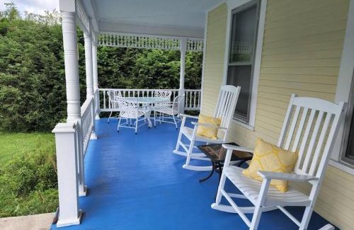 Durbin Casa | BaseCampWV-Durbin. Spacious 4 bedroom house w/yard