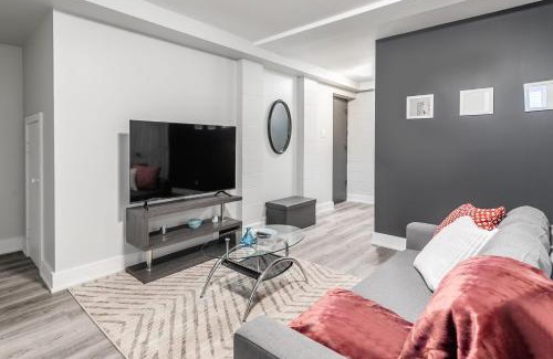 Central Hamilton Apartamento | Basement Condo on James Street North
