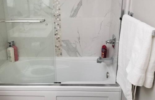Coquitlam Apartamento | Basement Suite 1 queen bedroom(Brand New House)