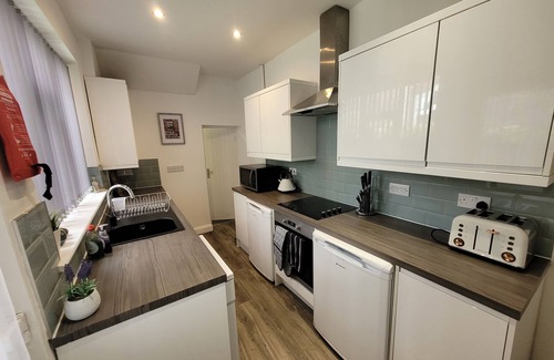 Tunstall Casa | 💼 Basford House | 3BR, 2BA Home with WiFi & Smart TVs | Sleeps 5