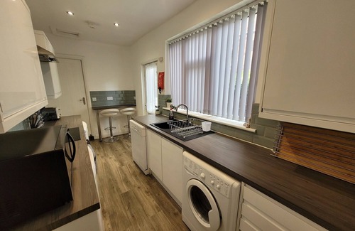 Tunstall Casa | 💼 Basford House | 3BR, 2BA Home with WiFi & Smart TVs | Sleeps 5