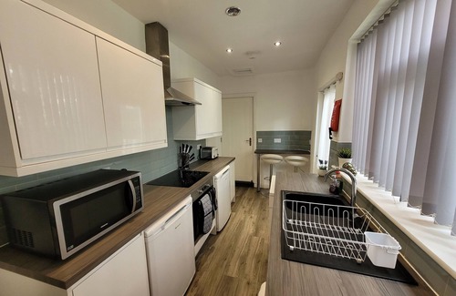 Tunstall Casa | 💼 Basford House | 3BR, 2BA Home with WiFi & Smart TVs | Sleeps 5