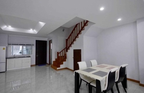 Old City Casa | Basic Line Home en Chiang Mai en el casco antiguo, 4 habitaciones, 5 baños, Kichen