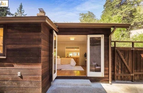 Forestland Casa | Basic mid century living in a serene setting