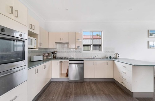 Erowal Bay Casa | Basin Escape - short walk to the waters edge.