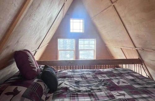 Houston Otro | Bass Farm: Lake View LOFT Cabin off grid/ Solar