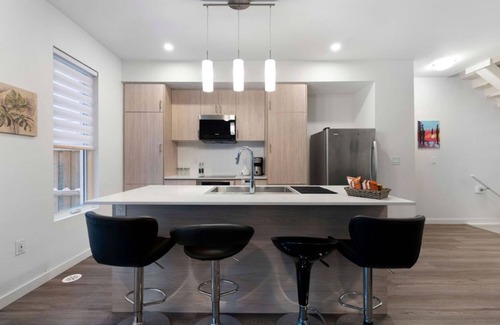 Innisfil Casa | Bass Oasis 2 – Cozy, Pet-Friendly Getaway Near Beach, Ski Resort, Spa & More!