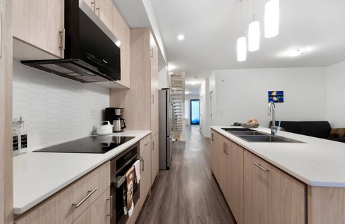Innisfil Casa | Bass Oasis 2 – Cozy, Pet-Friendly Getaway Near Beach, Ski Resort, Spa & More!