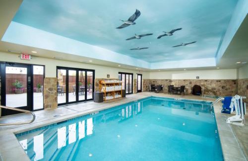 Hollister Hotel | Bass Pro Shops Angler's Lodge