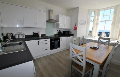 Pittenweem Casa | Bass View- harbourfront home Pittenweem