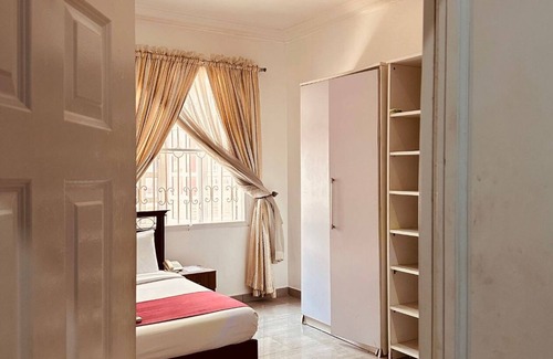 Ofin Hotel | BATES GARDEN GUEST HOUSE