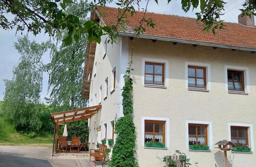 Michelsneukirchen Apartamento | Granja lejos del ruido del tráfico: un oasis para sus vacaciones familiares: amplia casa de campo de 115 m² con 3 dormitorios y terraza solárium