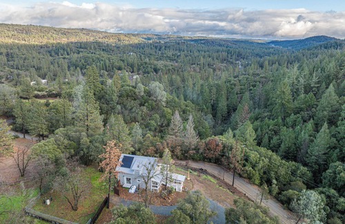 Greenwood Cabaña | 5 Acres & Deck: Scenic Greenwood Home w/ Mtn Views