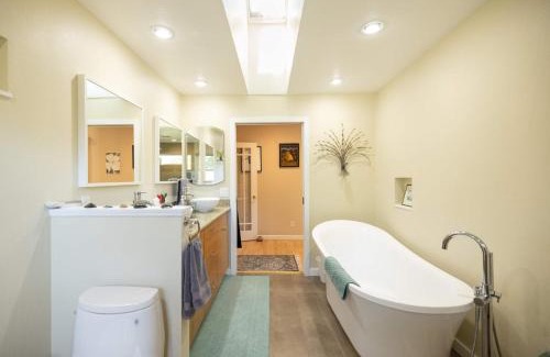 Rheem Valley Manor Casa | Bay Area Garden Retreat