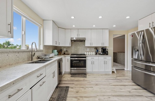 Hercules Casa | Bay Area Haven: 3BR with Spacious Living Room & Scenic Views