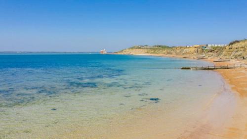 Freshwater Chalet De Esquí | Bay - Brambles Chine, Colwell Bay - 5 star WiFi - Short walk to The Hut and beach - 1 night stays available - Ferry offers