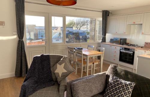 Freshwater Chalet De Esquí | Bay - Brambles Chine, Colwell Bay - 5 star WiFi - Short walk to The Hut and beach - 1 night stays available - Ferry offers
