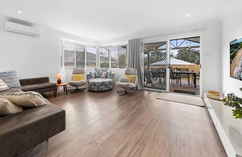 Bateau Bay Casa | Bay Breeze - An impressive Family Home within walking distance to Bateau Bay bea