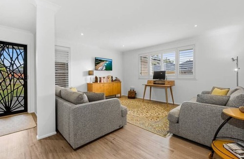 Bateau Bay Casa | Bay Breeze - An impressive Family Home within walking distance to Bateau Bay bea