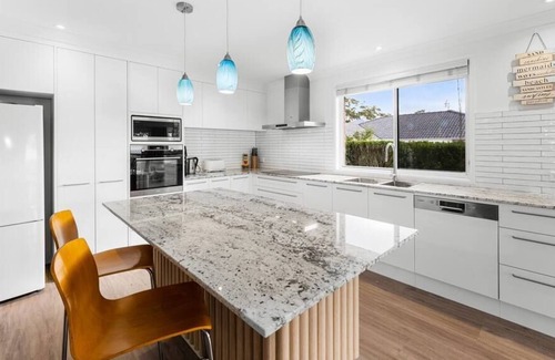 Bateau Bay Casa | Bay Breeze - An impressive Family Home within walking distance to Bateau Bay bea