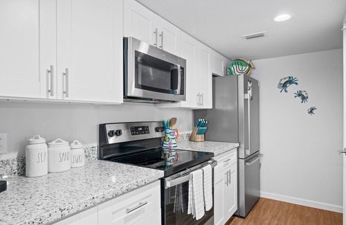 Harbor Oaks Condominio | Bay Breeze Bungalow | Pier & Community Pool!