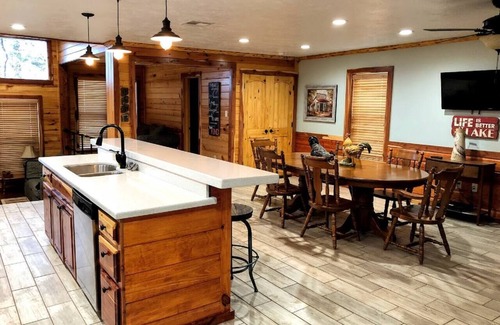 Negreet Casa | Escápese a excelentes vistas, pesca y una ubicación conveniente.