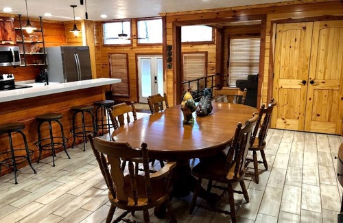 Negreet Casa | Escápese a excelentes vistas, pesca y una ubicación conveniente.