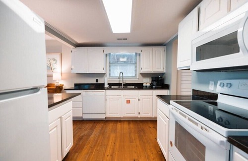 Cape San Blas Cabina | Bay Front w Dock! Hot tub, Beach across the street, Pet friendly